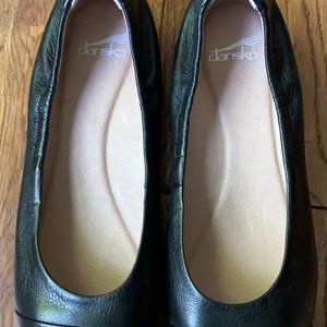 Dansko Lisanne Black on Black Flat Size 40 or 10